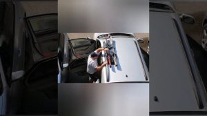 Установка магнитов для перевозки двух пар лыж на автомобиле с рейлингами