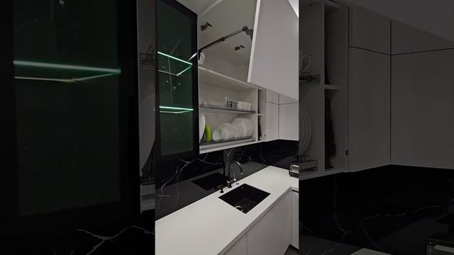 Фасад с подъемным механизмом, который открывается с помощью электропривода одним нажатием #кухни смотреть онлайн