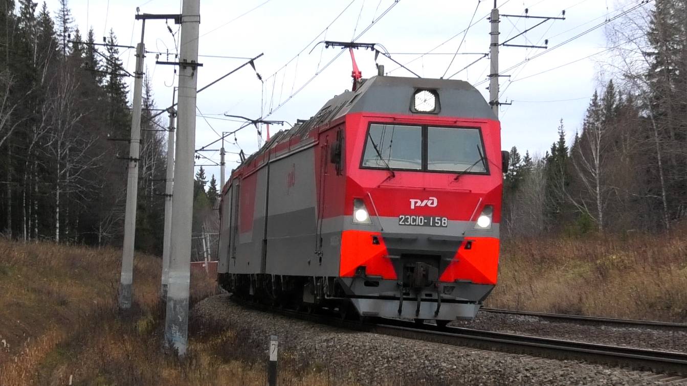 "Новенький тройник". 2ЭС10-158 "Гранит" с грузовым поездом