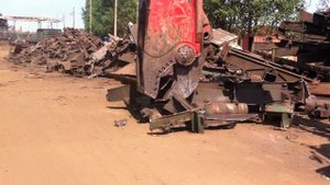 Резка (разделка) рамы полувагона гидроножницами LaBounty MSD2500R