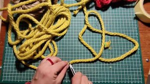 Игрушка для собак своими руками. Мяч на верёвке. Просто и полезно.