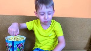 Руслан веселится и играет с мамой в шарики | Скетч от Ромариков