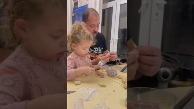 Как Милаша училась лепить пельмени, а получались залипухи)