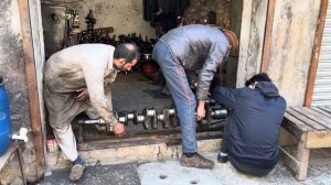 Ремонт старой школы  Опытный мастер, Восстанавливающий поврежденный коленчатый вал