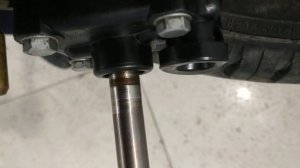 Люфт вертикального вала.