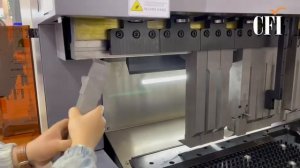 Панелегиб CFI-Lanhao. Установка инструмента на панелегибе оператором.