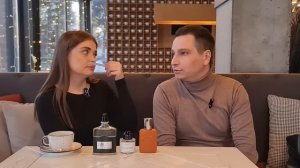 Девушка оценивает мои ароматы