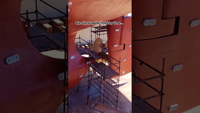 Big ship propeller. Docking time. #drydock #propeller #dockyard #shipyard #vessel смотреть онлайн