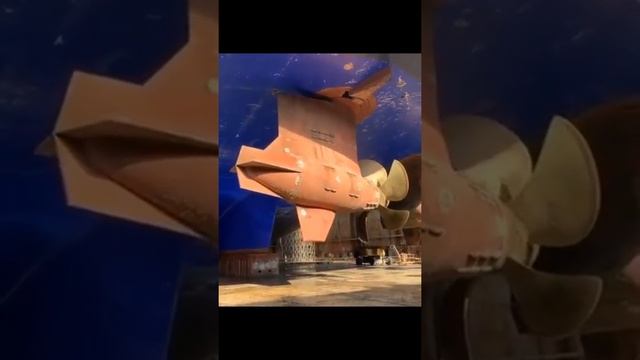 CONTAINER SHIP - PROPELLER - ROLLS ROYS - AZIMUTH THRUSTER - ROTATING 360 DEGREE.