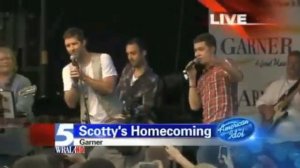 Josh Turner surprises Scotty McCreery on his stage