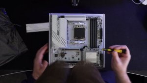 Gigabyte B650M Aorus Elite AX ICE ausgepackt & angesehen