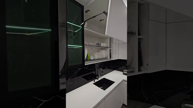 Фасад с подъемным механизмом, который открывается с помощью электропривода одним нажатием #кухни смотреть онлайн