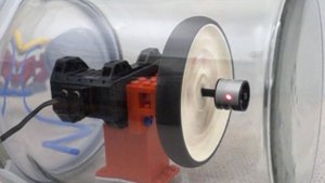 Крутятся ли колеса LEGO быстрее в вакууме?