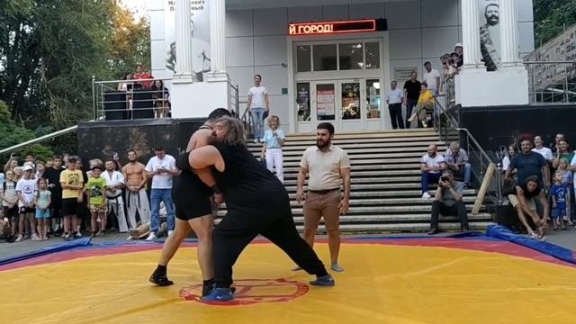 Французская борьба с желающими из публики. Дмитрий Халаджи