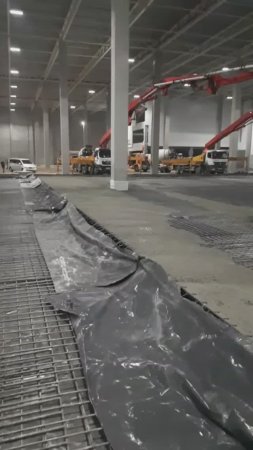Заливаем бетоном пол в ангаре.
