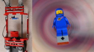 Вращающаяся мини-камера и LEGO Benny