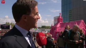 Mark Rutte vind roze kerk geweldig!