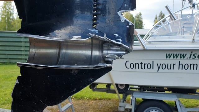 Наглядная демонстрация как застряет гребной вал редуктора Меркури 50 EFI после удара о камень. смотреть онлайн