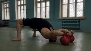 Фирменное упражнение Ивана Поддубного с 2-х пудовыми гирями на борцовском мосту. Халаджи Д.