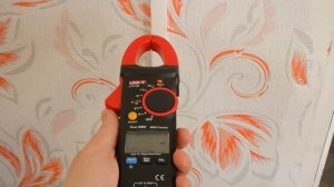 Демонстрация работы режима поиска скрытой проводки в клещах Uni-T UT213B
