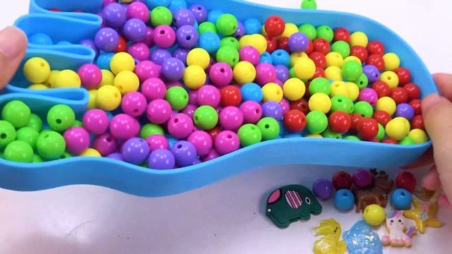 Кинетический песок и Разноцветные бусины! Играть весело!