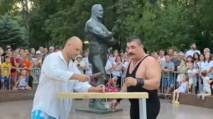 Забивание гвоздей в доску на перегонки. Вырывание гвоздя зубами из доски толщиной 5 см. Халаджи. Д