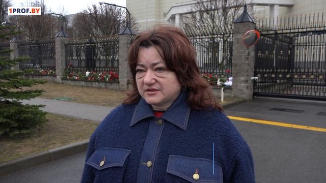 Белорусы несут цветы к посольству России смотреть онлайн