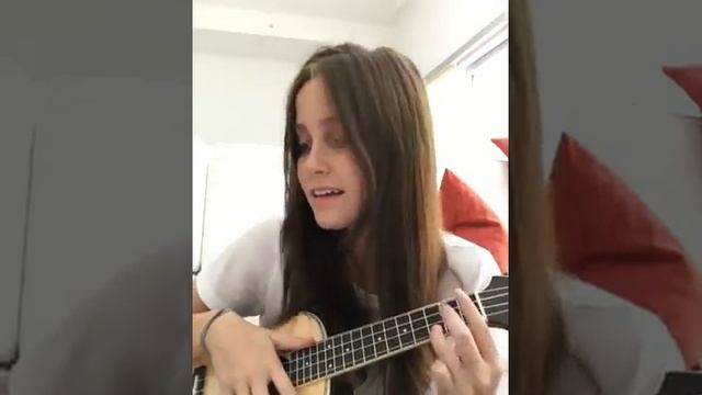 natasaha dupeyron cantando y tocando el ukelele