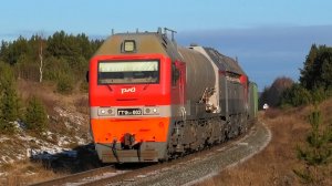 Газотурбовоз ГТ1h-002 с грузовым поездом и приветливой бригадой