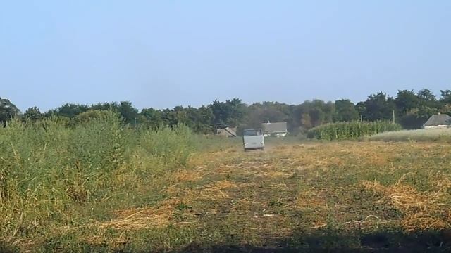 Саморобний вантажний міні-автомобіль рухається по городу