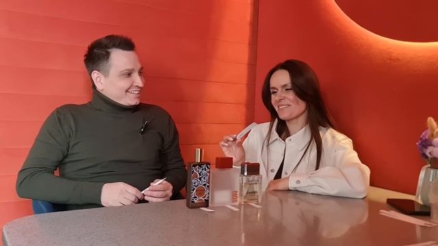 Девушка оценивает мои ароматы смотреть онлайн