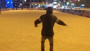 Михаил научит вас правильно кататься на коньках