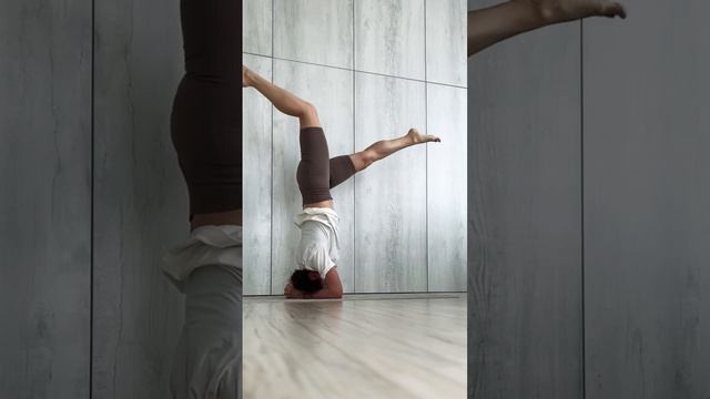 Посмотреть на жизнь под другим углом #yogapractice #balance #headstand #shorts