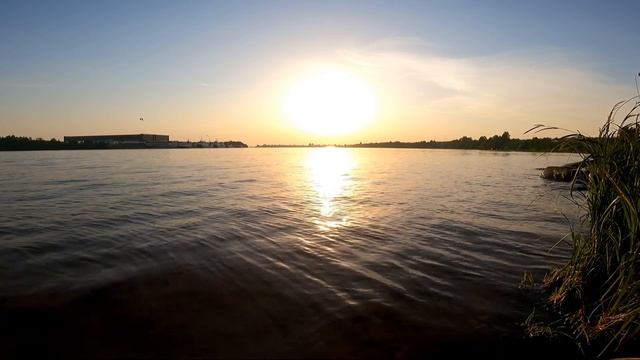 Звуки волн и ветра для сна и отдыха, 21 06.21 река Нева смотреть онлайн