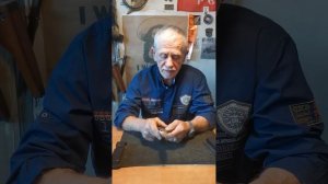 Анатолий Иванович Ураков показывает два новых ножа, красную девятку и V.B. с карбоновой рукояткой.