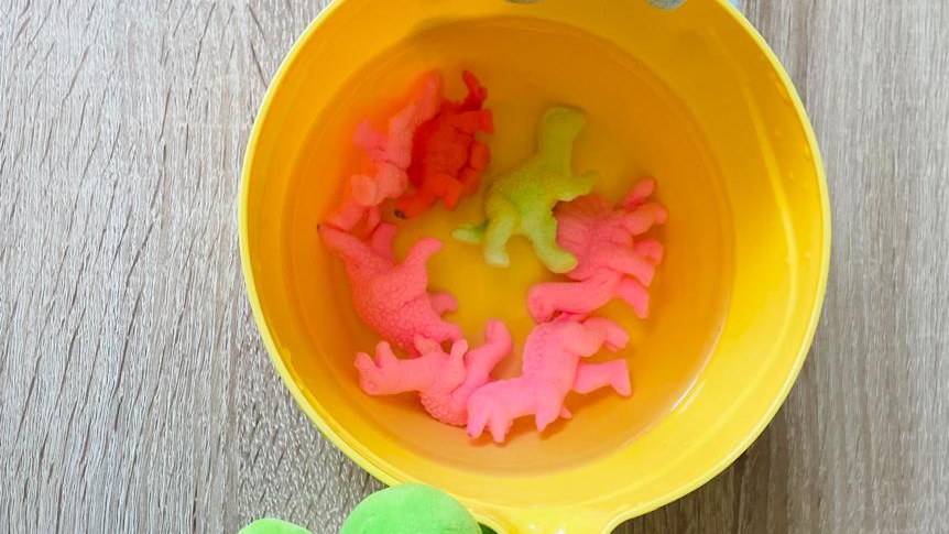 Игрушки Динозавры в воде. смотреть онлайн