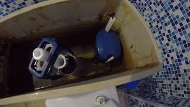 Первый компакт -унитаз советских времен.