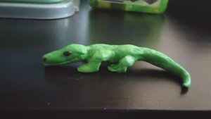 Сделал крокодила из пластилина