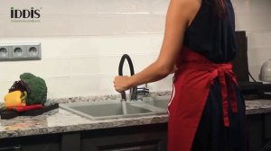 Смеситель для кухни с гибким шлангом-изливом IDDIS Kitchen 360.