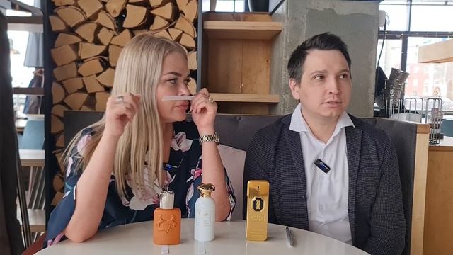 Девушка оценивает ароматы