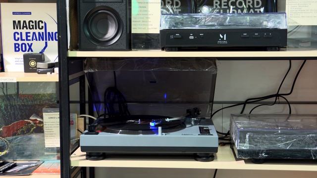 Lenco L-3810 виниловый проигрыватель. воспроизводится пластинка Красноярской группы "9-й район»"