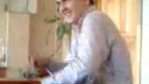 вставил в рот и подрочил