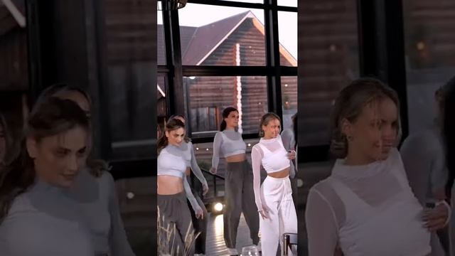 Невеста хотела сделать подарок жениху, но все парни смотрели с открытым ртом 🤩
