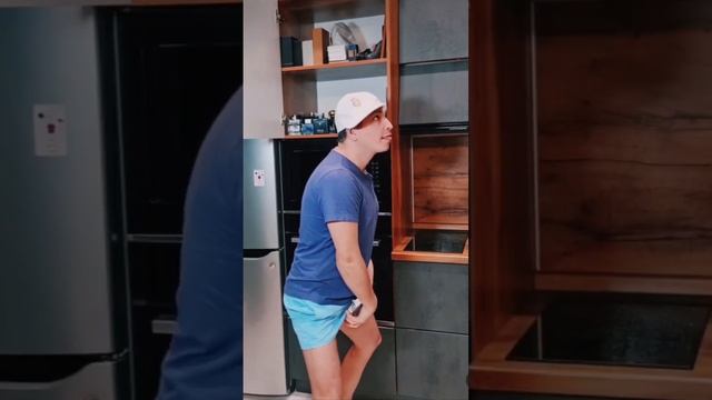 Когда разрешил другу воспользоваться духами смотреть онлайн