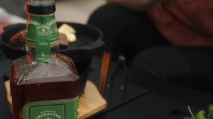 Кемпинг во время сильного дождя в лесу