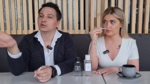 девушка оценивает ароматы