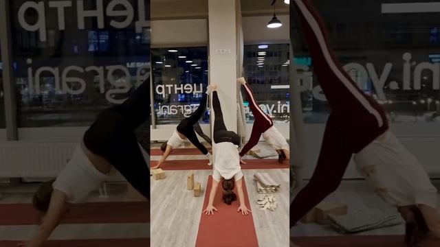 На групповых занятиях твои возможности множатся благодаря поддержке #yoga #yogapractice #йога