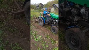 Наш трактор работает.
.