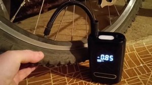 Аккумуляторный компрессор ATJ-8466. Накачка велосипедной шины