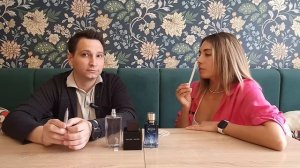 Девушка оценивает ароматы